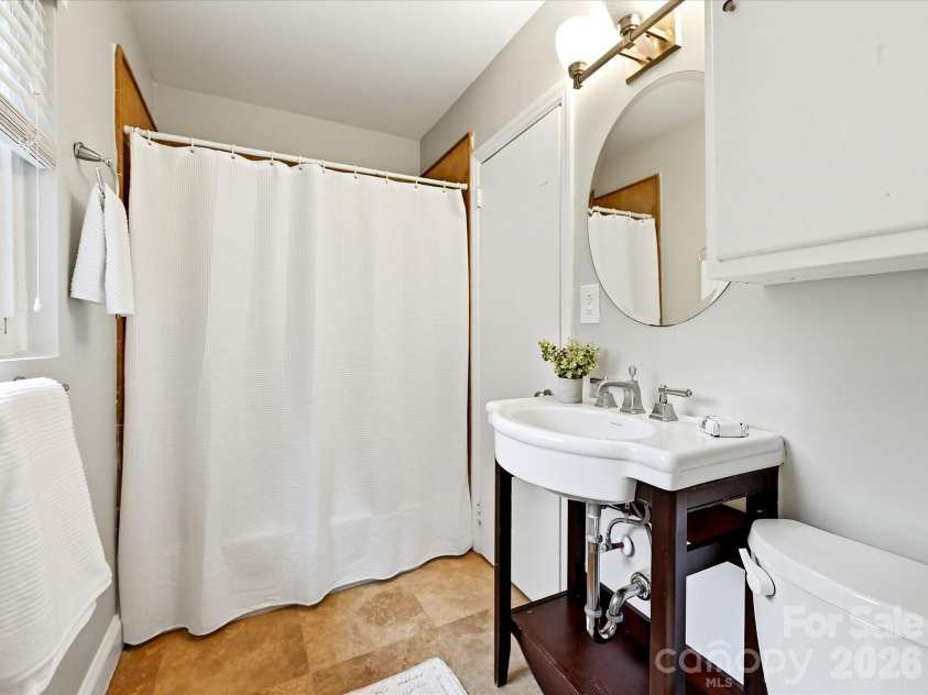 4318 Ruskin Drive, Charlotte, NC 28209.  MLS# CAR4403739, YatesRealty ID 37729. Primary Bath