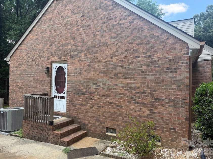 9112 Hinson Drive, Matthews, NC 28105.  MLS# CAR4404037, YatesRealty ID 37730. 