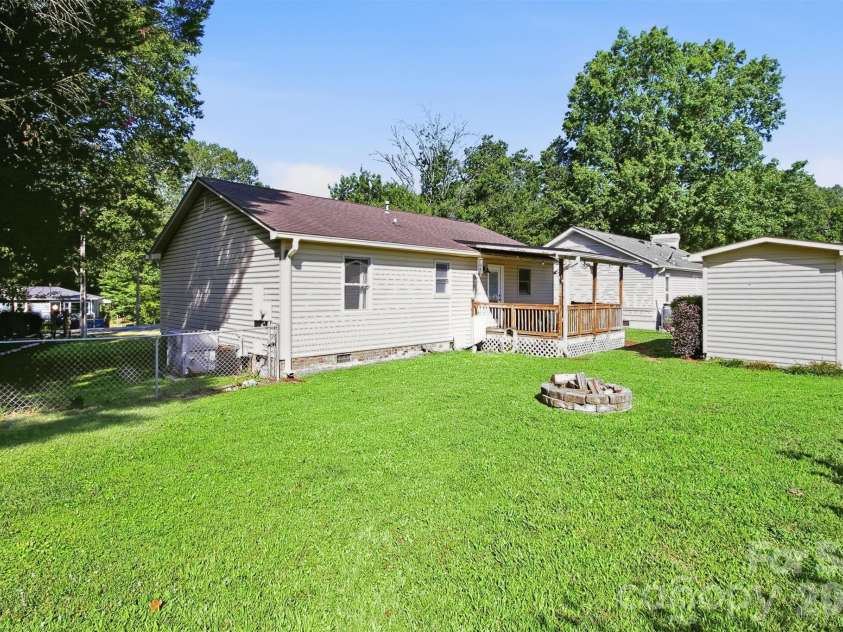 201-A Ewing Drive, Belmont, NC 28012.  MLS# CAR4403025, YatesRealty ID 37732. 