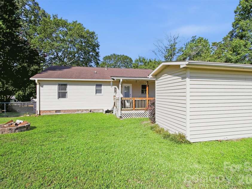201-A Ewing Drive, Belmont, NC 28012.  MLS# CAR4403025, YatesRealty ID 37732. 