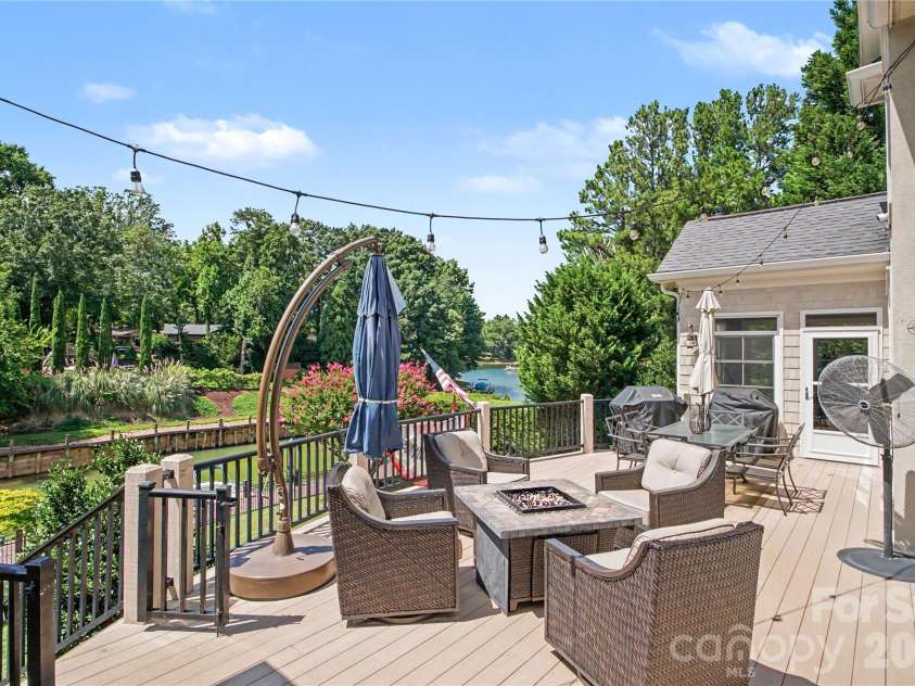 21300 Blakely Shores Drive, Cornelius, NC 28031.  MLS# CAR4404238, YatesRealty ID 37733. 
