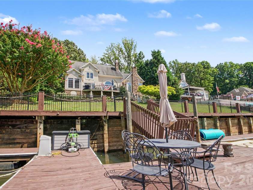 21300 Blakely Shores Drive, Cornelius, NC 28031.  MLS# CAR4404238, YatesRealty ID 37733. 