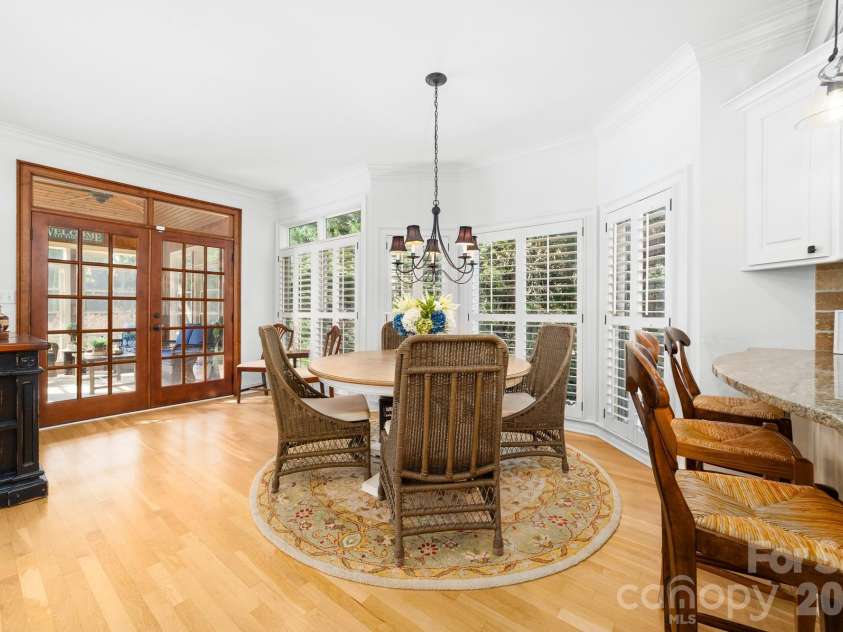 21300 Blakely Shores Drive, Cornelius, NC 28031.  MLS# CAR4416103, YatesRealty ID 37733. Breakfast nook