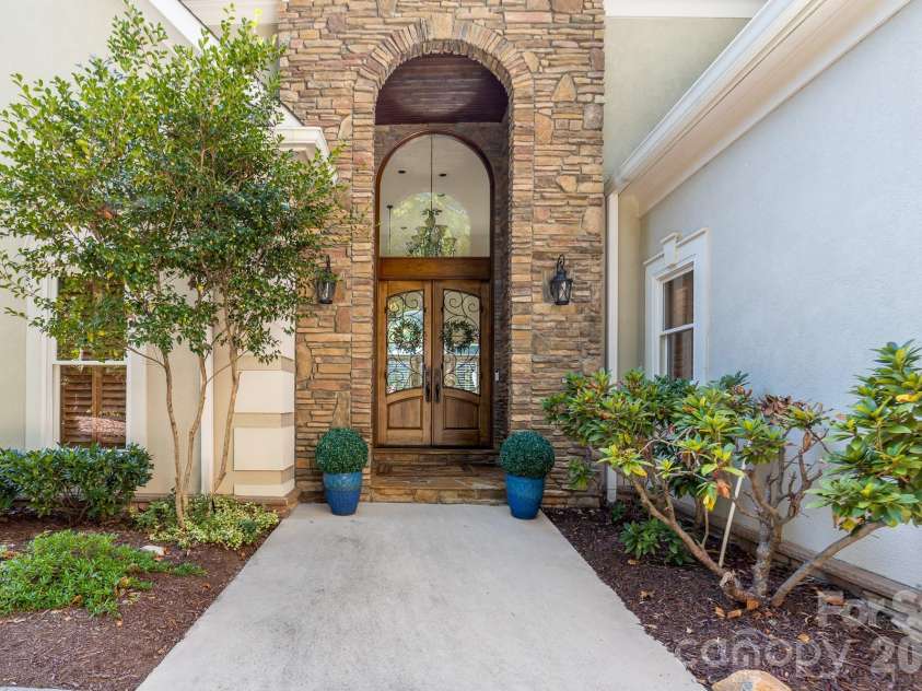 21300 Blakely Shores Drive, Cornelius, NC 28031.  MLS# CAR4416103, YatesRealty ID 37733. Classic Stone entryway