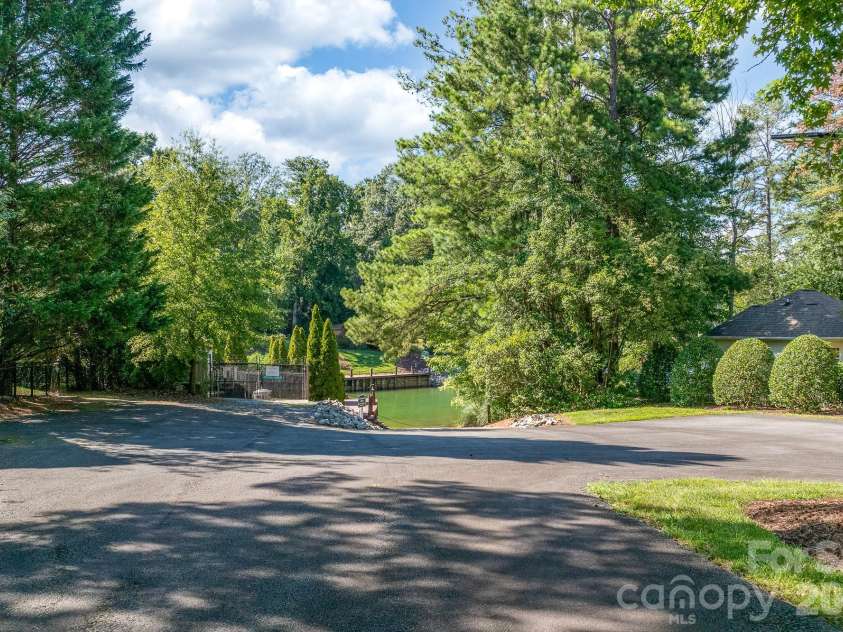21300 Blakely Shores Drive, Cornelius, NC 28031.  MLS# CAR4416103, YatesRealty ID 37733. Community ramp with extra parking
