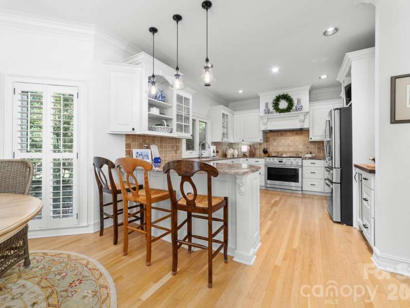 21300 Blakely Shores Drive, Cornelius, NC 28031.  MLS# CAR4416103, YatesRealty ID 37733. Kitchen peninsula