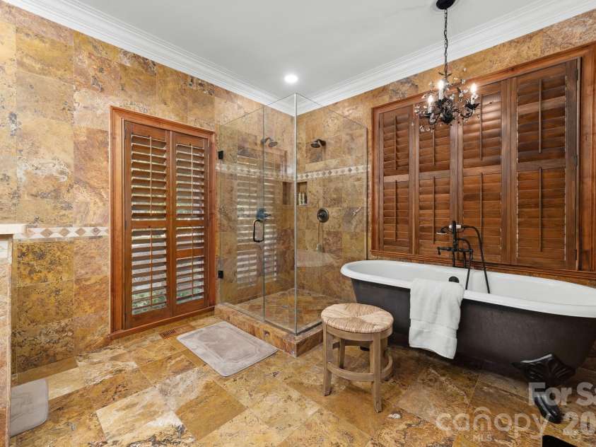21300 Blakely Shores Drive, Cornelius, NC 28031.  MLS# CAR4416103, YatesRealty ID 37733. Soaker tub