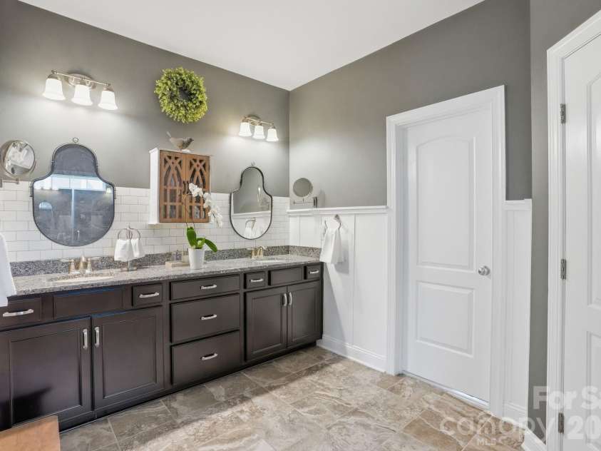 10420 Daufuskie Drive, Charlotte, NC 28278.  MLS# CAR4394078, YatesRealty ID 37744. Master bath