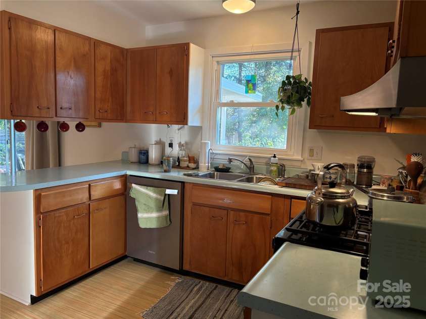 1235 Pinebrook Circle, Hendersonville, NC 28739.  MLS# CAR4309617, YatesRealty ID 3775. Kitchen