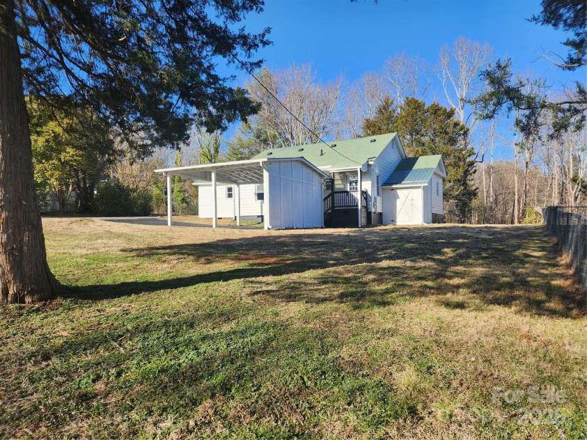 200 HillCrest Avenue, Hickory, NC 28601.  MLS# CAR4227307, YatesRealty ID 3775. 