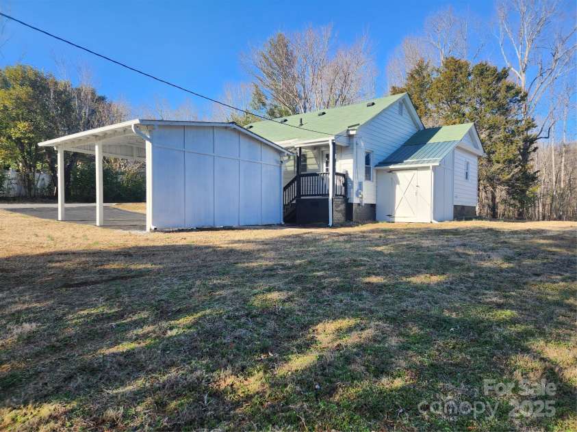 200 HillCrest Avenue, Hickory, NC 28601.  MLS# CAR4227307, YatesRealty ID 3775. 