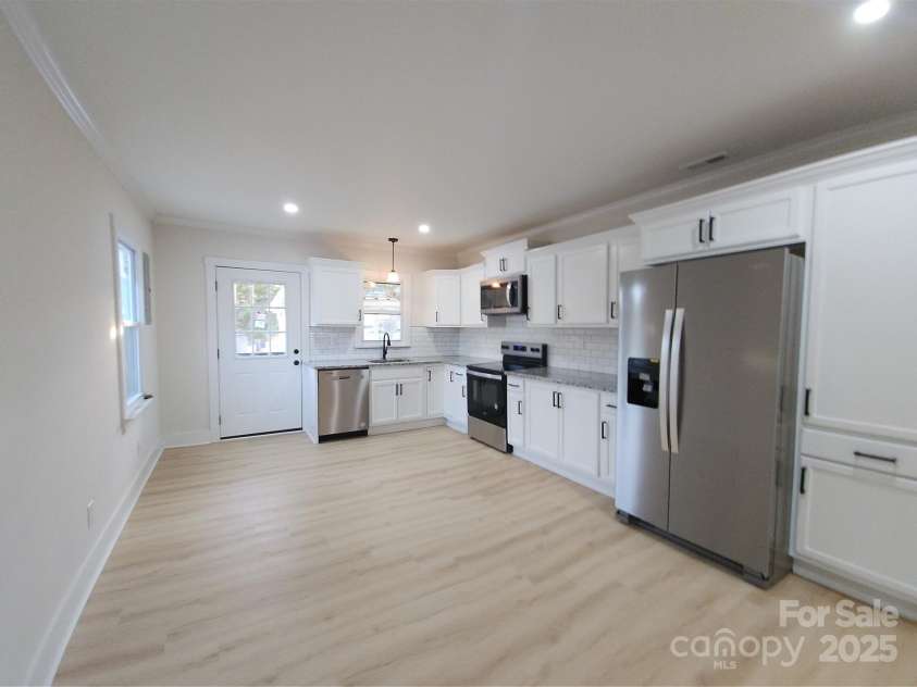 200 HillCrest Avenue, Hickory, NC 28601.  MLS# CAR4227307, YatesRealty ID 3775. 