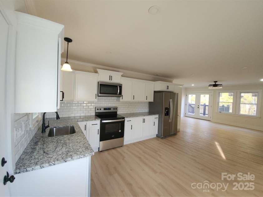 200 HillCrest Avenue, Hickory, NC 28601.  MLS# CAR4227307, YatesRealty ID 3775. Large Open Concept Area View