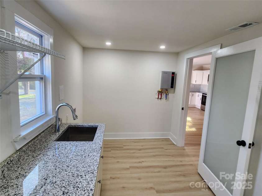 200 HillCrest Avenue, Hickory, NC 28601.  MLS# CAR4227307, YatesRealty ID 3775. Laundry Room