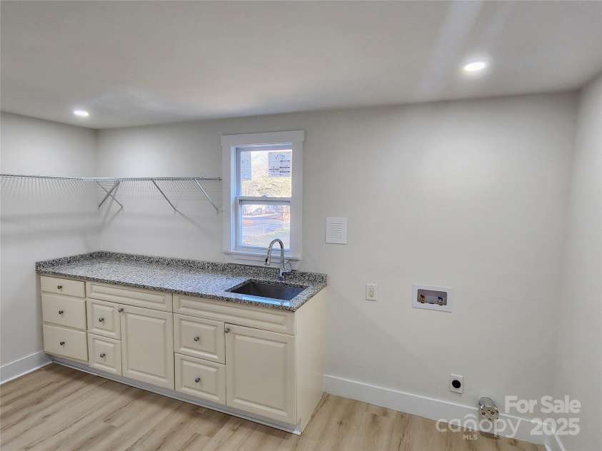 200 HillCrest Avenue, Hickory, NC 28601.  MLS# CAR4227307, YatesRealty ID 3775. Laundry Room