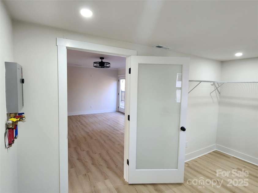 200 HillCrest Avenue, Hickory, NC 28601.  MLS# CAR4227307, YatesRealty ID 3775. Laundry Room Entry