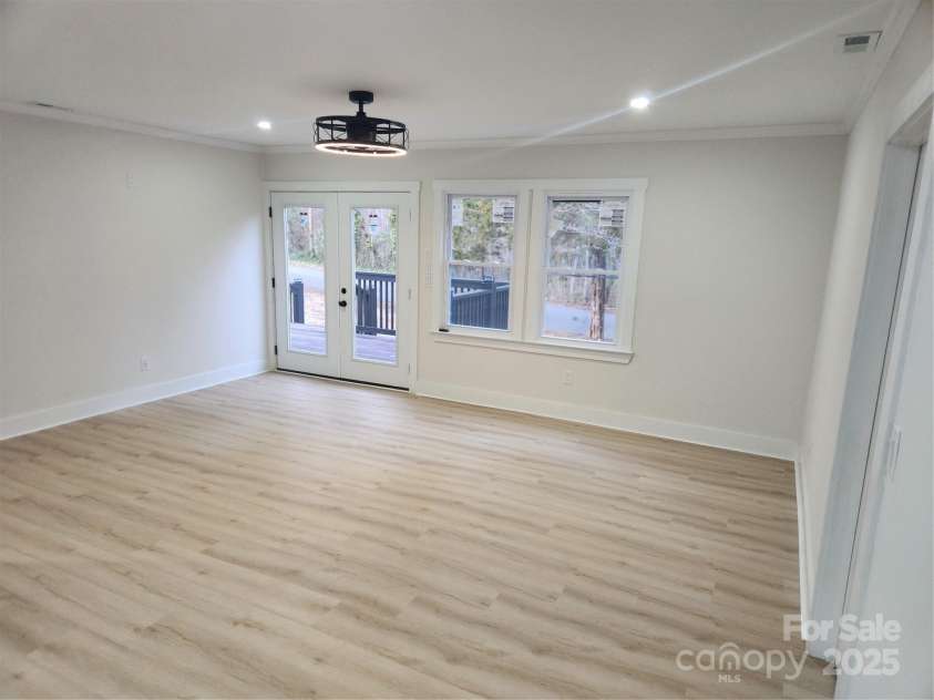 200 HillCrest Avenue, Hickory, NC 28601.  MLS# CAR4227307, YatesRealty ID 3775. Living Room Area