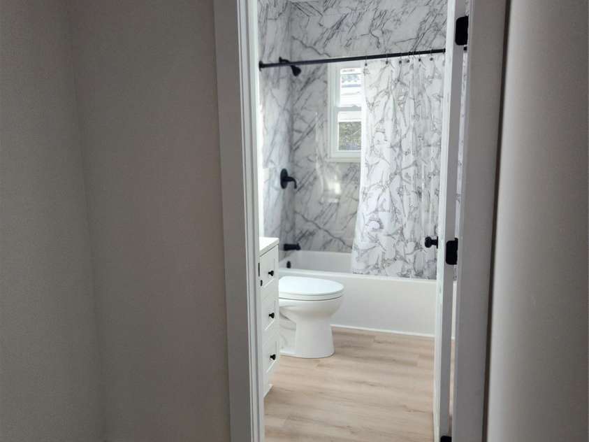 200 HillCrest Avenue, Hickory, NC 28601.  MLS# CAR4227307, YatesRealty ID 3775. Main Bathroom