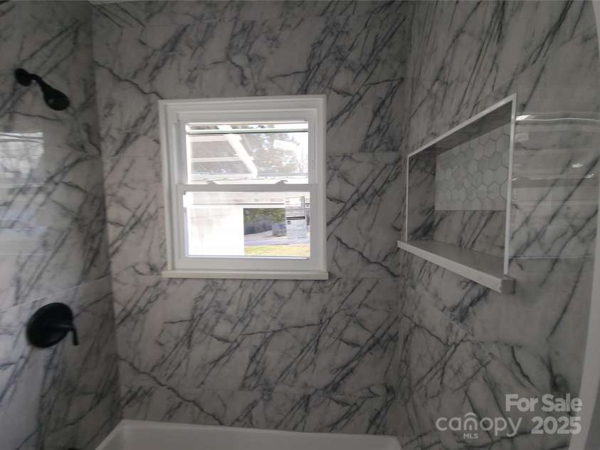 200 HillCrest Avenue, Hickory, NC 28601.  MLS# CAR4227307, YatesRealty ID 3775. Main Bathroom