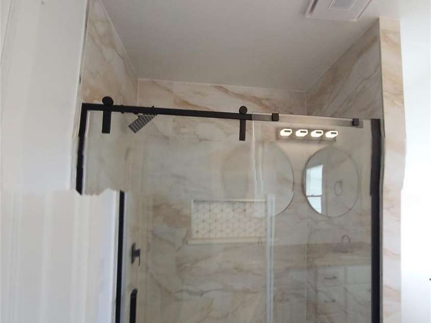 200 HillCrest Avenue, Hickory, NC 28601.  MLS# CAR4227307, YatesRealty ID 3775. Primary Bathroom