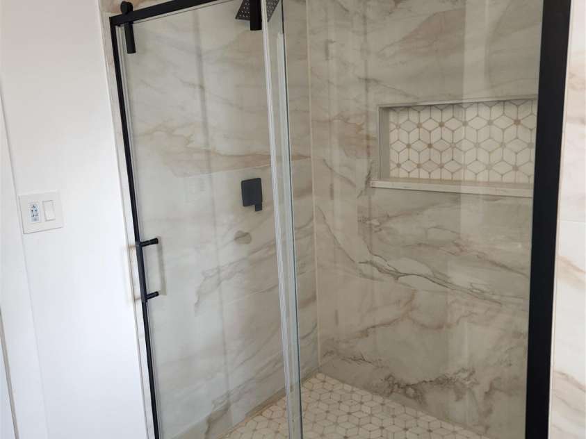 200 HillCrest Avenue, Hickory, NC 28601.  MLS# CAR4227307, YatesRealty ID 3775. Primary Bathroom