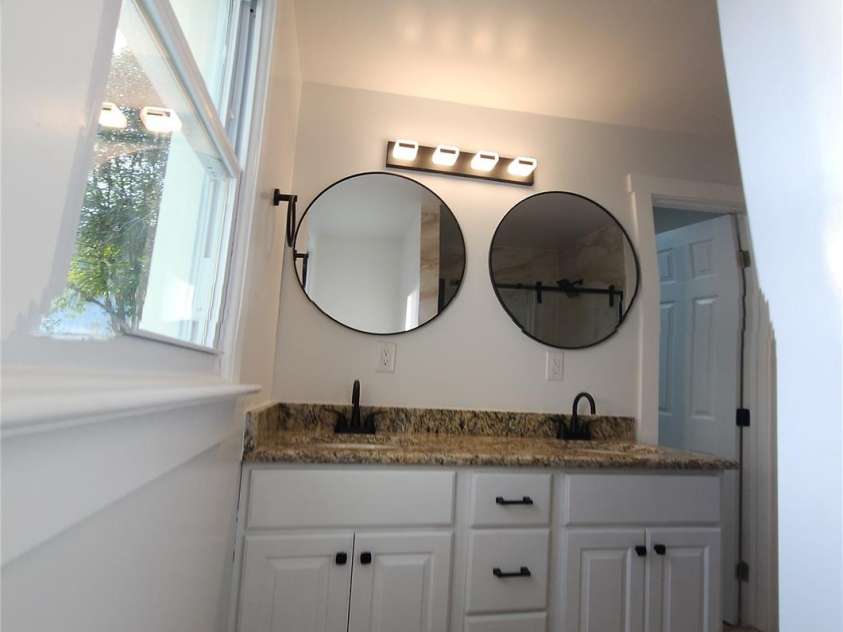 200 HillCrest Avenue, Hickory, NC 28601.  MLS# CAR4227307, YatesRealty ID 3775. Primary Bathroom