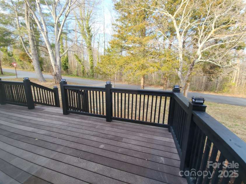 200 HillCrest Avenue, Hickory, NC 28601.  MLS# CAR4227307, YatesRealty ID 3775. Scene Out to Deck from Living Room