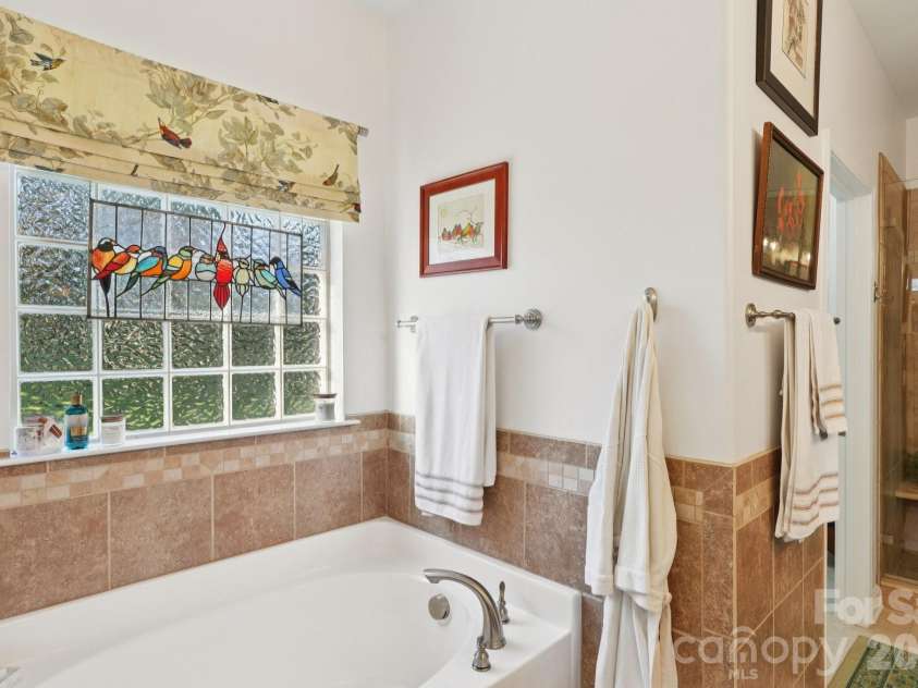 3015 Tallgrass Bluff, Rock Hill, SC 29732.  MLS# CAR4350111, YatesRealty ID 3775. Garden tub