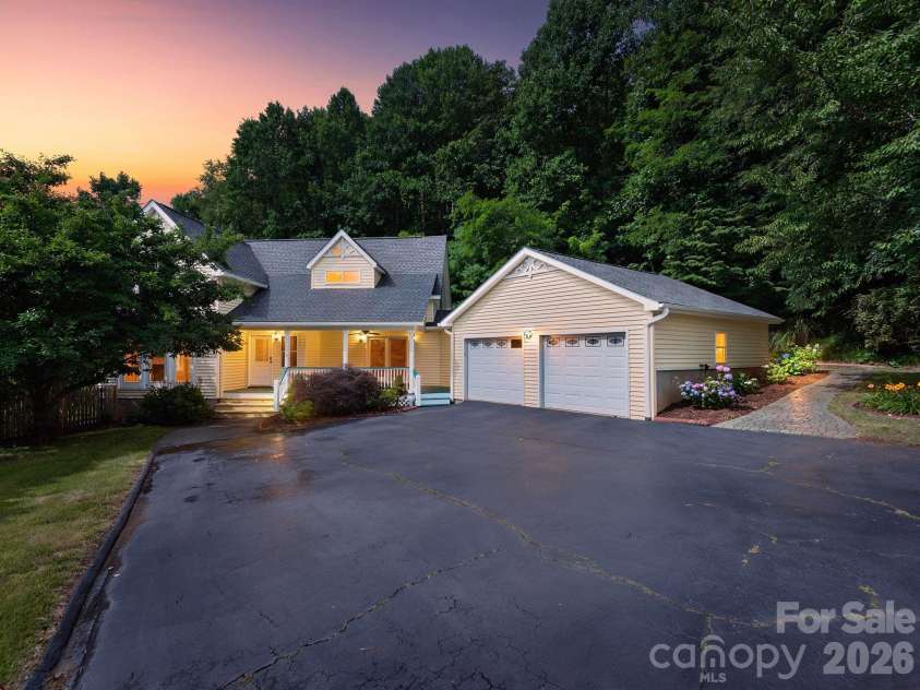 30 Apple Tree Way, Asheville, NC 28805.  MLS# CAR4396563, YatesRealty ID 37750. 