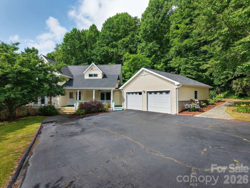 30 Apple Tree Way, Asheville, NC 28805.  MLS# CAR4396563, YatesRealty ID 37750. 