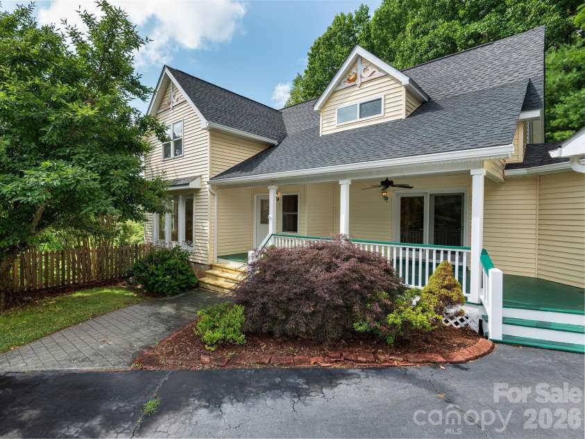 30 Apple Tree Way, Asheville, NC 28805.  MLS# CAR4396563, YatesRealty ID 37750. 