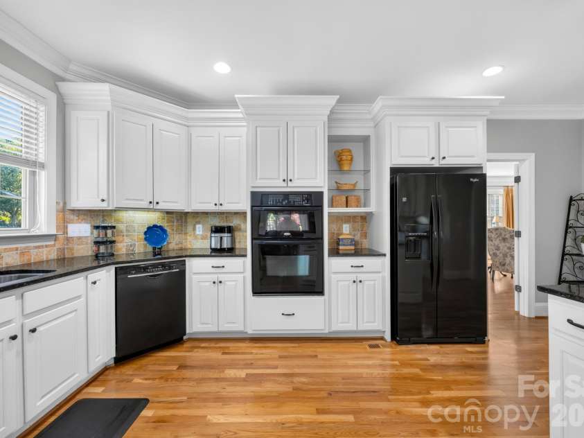 105 Mandarin Drive, Mooresville, NC 28117.  MLS# CAR4400067, YatesRealty ID 37753. Kitchen with double ovens, undermount lights, and refrigerator with ice/water dispenser