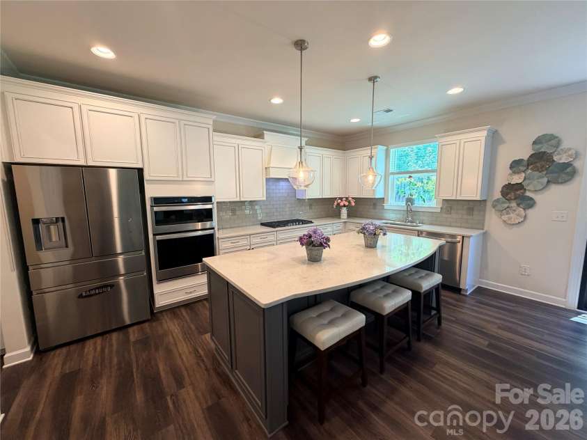 5070 Watersail Way, Lake Wylie, SC 29710.  MLS# CAR4402512, YatesRealty ID 37755. Modern Updraded kitchen