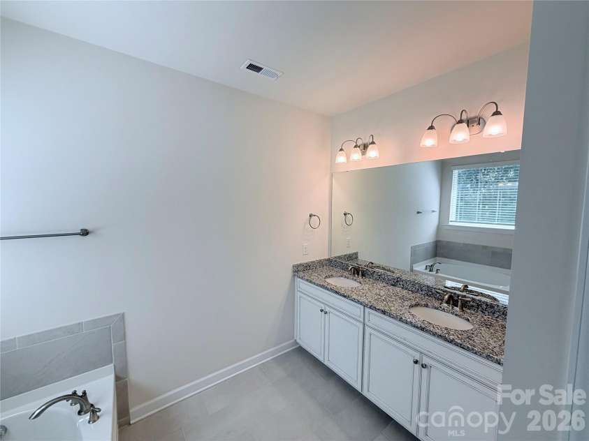 5070 Watersail Way, Lake Wylie, SC 29710.  MLS# CAR4402512, YatesRealty ID 37755. Primary Bath