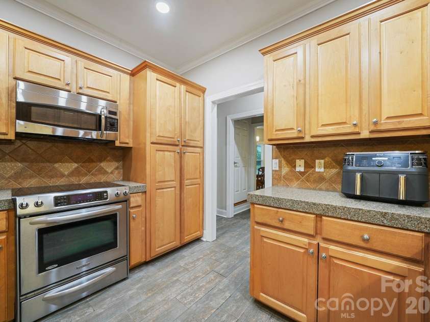 4437 Shannamara Drive, Matthews, NC 28104.  MLS# CAR4402636, YatesRealty ID 37756. 