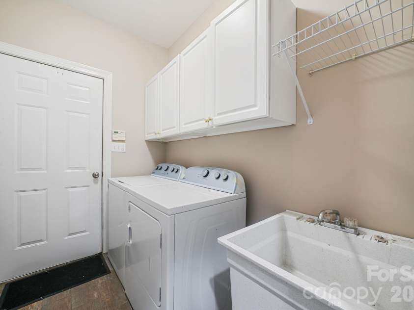 4437 Shannamara Drive, Matthews, NC 28104.  MLS# CAR4402636, YatesRealty ID 37756. 