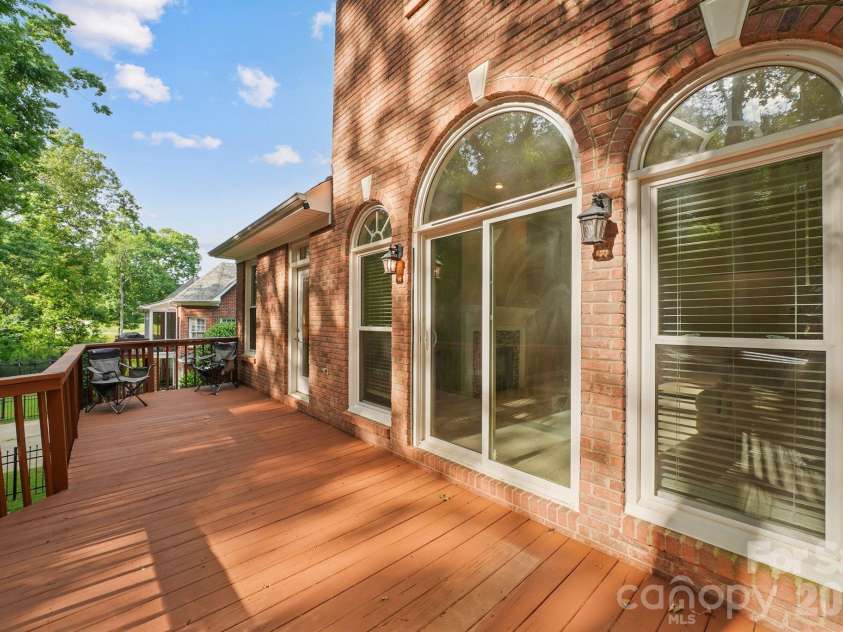 4437 Shannamara Drive, Matthews, NC 28104.  MLS# CAR4402636, YatesRealty ID 37756. 