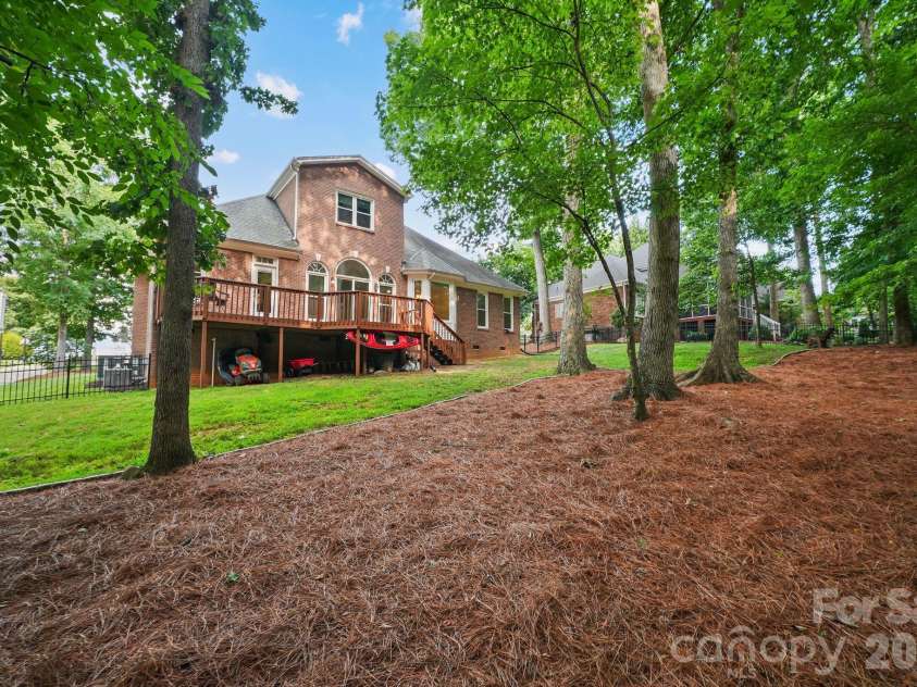 4437 Shannamara Drive, Matthews, NC 28104.  MLS# CAR4402636, YatesRealty ID 37756. 