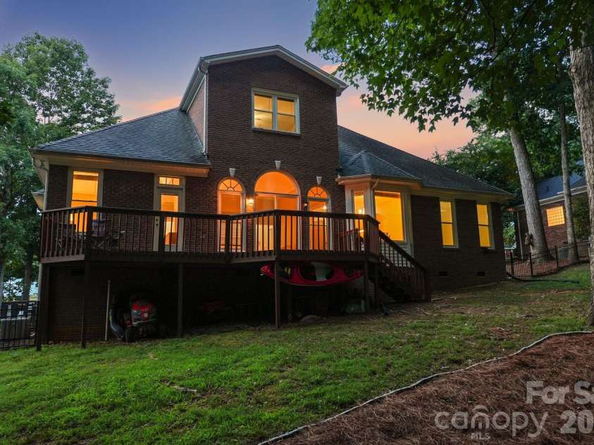 4437 Shannamara Drive, Matthews, NC 28104.  MLS# CAR4402636, YatesRealty ID 37756. 