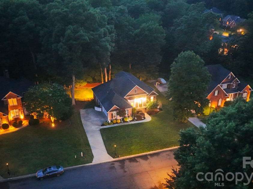 4437 Shannamara Drive, Matthews, NC 28104.  MLS# CAR4402636, YatesRealty ID 37756. 