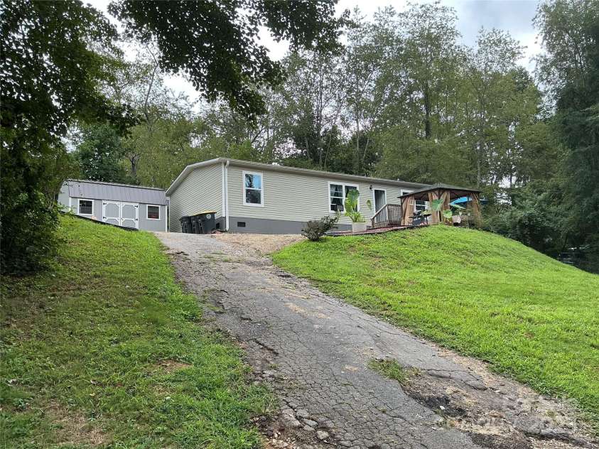 30 and 32 Skyland Circle, Asheville, NC 28804.  MLS# CAR4313510, YatesRealty ID 3776. 