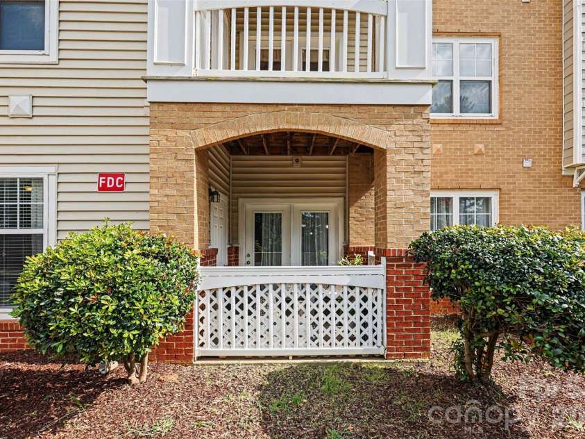 11855 Ridgeway Park Drive, Charlotte, NC 28277.  MLS# CAR4401248, YatesRealty ID 37764. 1st floor unit