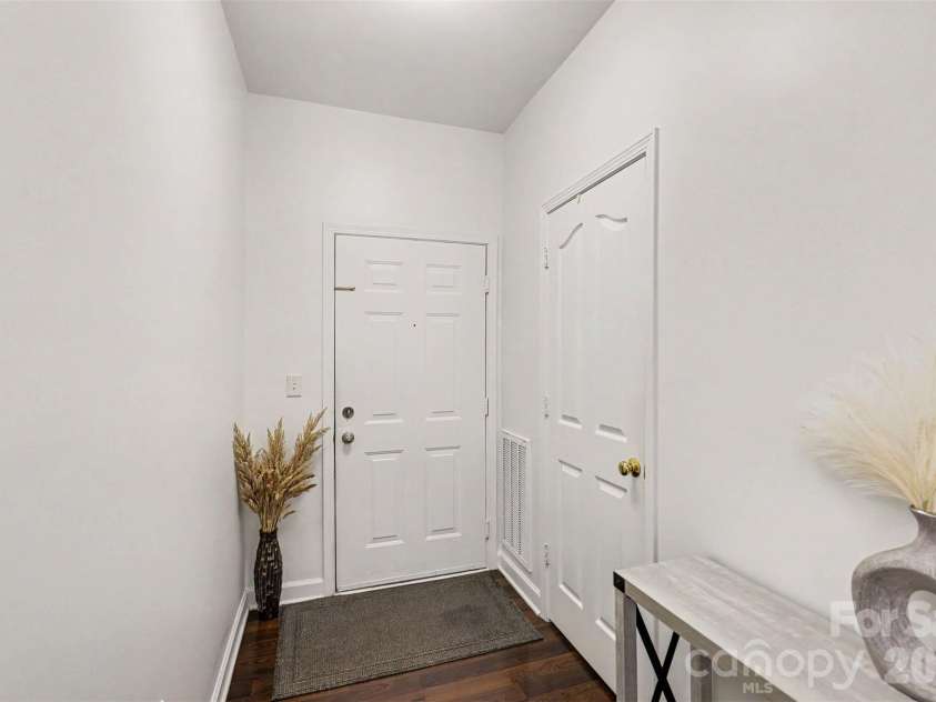 11855 Ridgeway Park Drive, Charlotte, NC 28277.  MLS# CAR4401248, YatesRealty ID 37764. Foyer