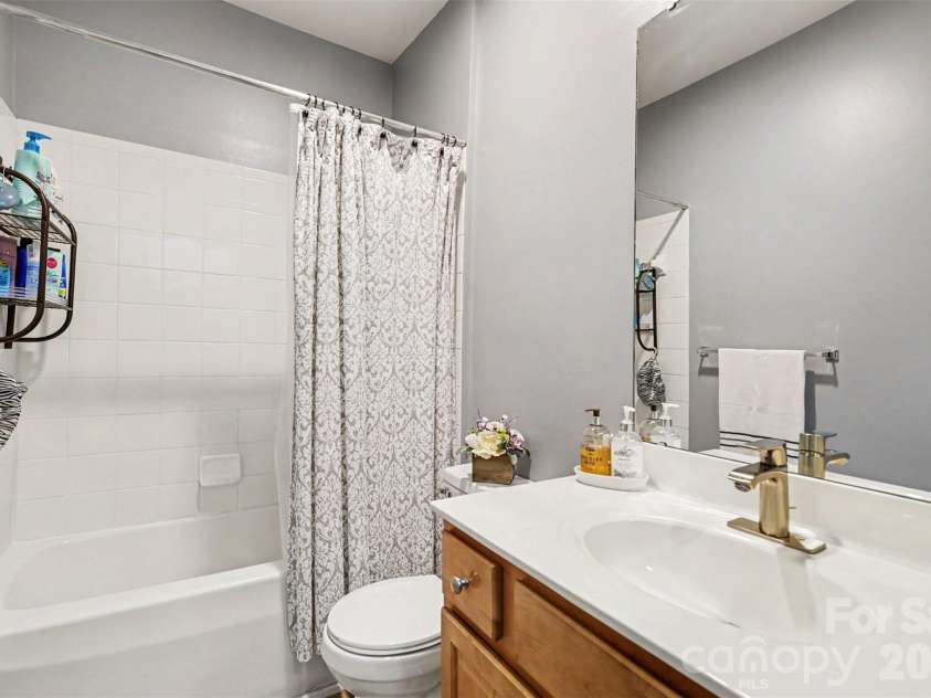11855 Ridgeway Park Drive, Charlotte, NC 28277.  MLS# CAR4401248, YatesRealty ID 37764. Hall bathroom