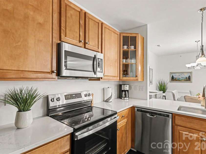 11855 Ridgeway Park Drive, Charlotte, NC 28277.  MLS# CAR4401248, YatesRealty ID 37764. Refreshed kitchen with quartz counters, stainless appliances + single-basin sink.