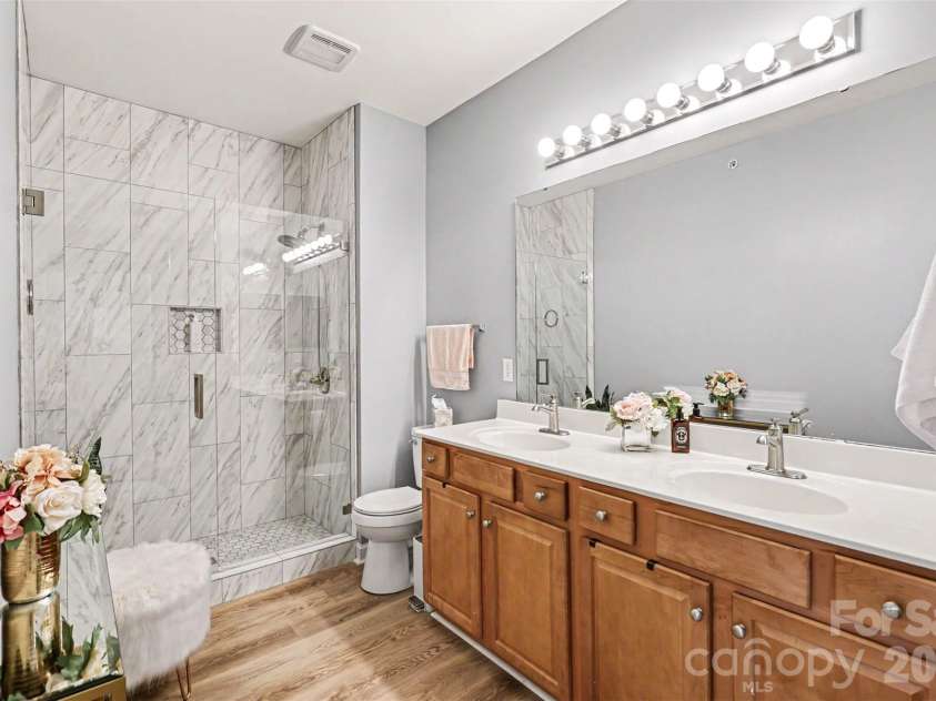 11855 Ridgeway Park Drive, Charlotte, NC 28277.  MLS# CAR4401248, YatesRealty ID 37764. Updated primary bathroom
