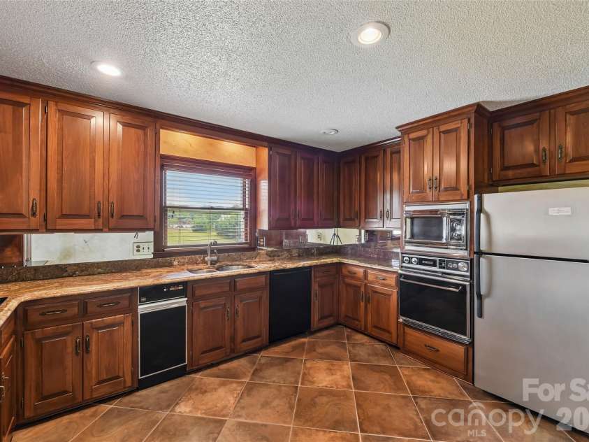 404 Greenbriar Road, Statesville, NC 28625.  MLS# CAR4400972, YatesRealty ID 37765. 