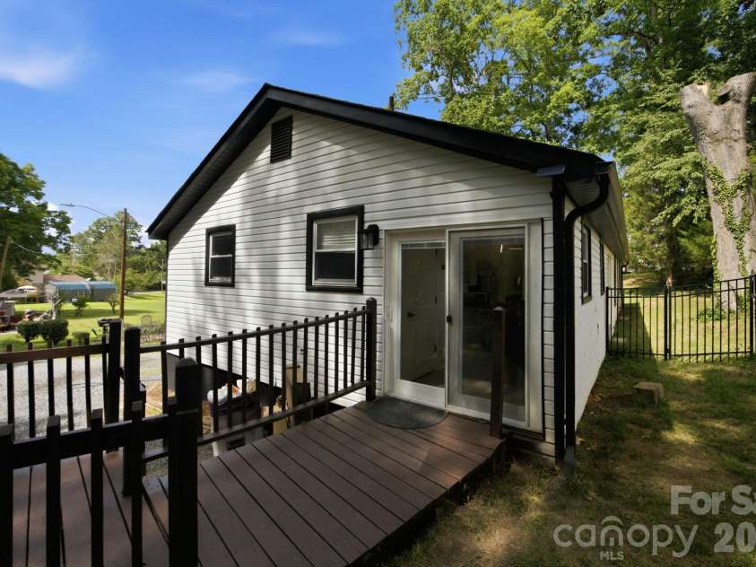 443 & 447 Brandon Street, Davidson, NC 28036.  MLS# CAR4398578, YatesRealty ID 37766. 