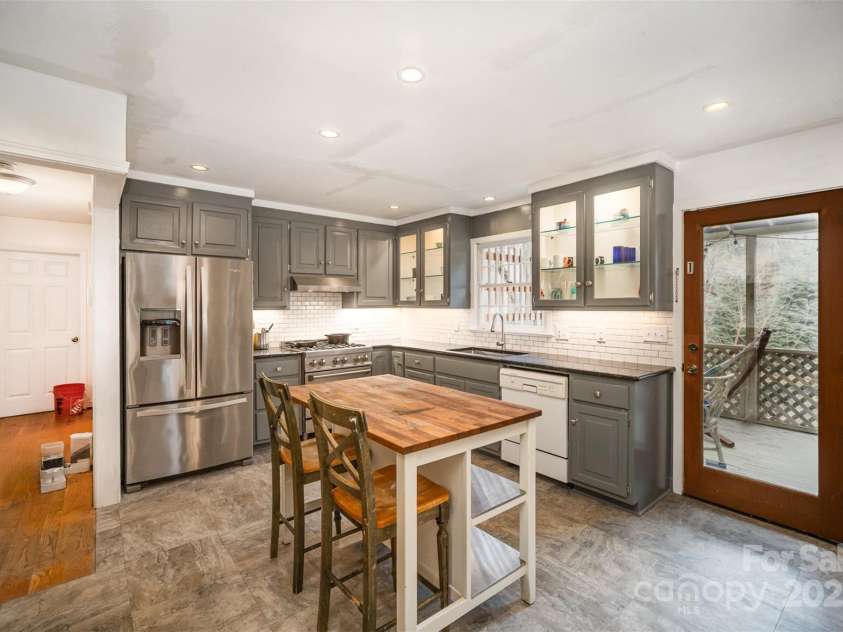 1346 5th Street Circle, Hickory, NC 28601.  MLS# CAR4213980, YatesRealty ID 3777. 