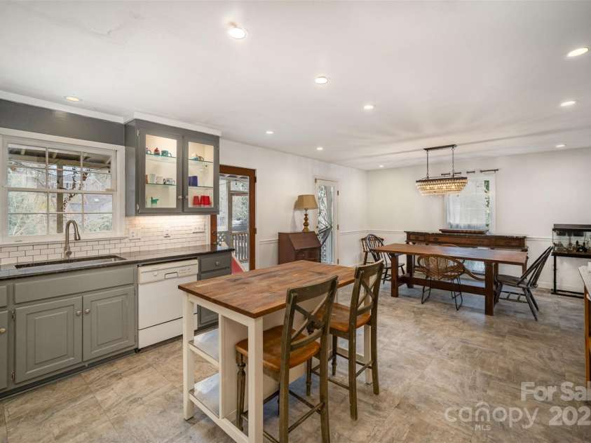 1346 5th Street Circle, Hickory, NC 28601.  MLS# CAR4213980, YatesRealty ID 3777. 